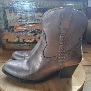 Frye & Co. Daxx Stacked Heel Western Booties Women's Size 8.5 Metallic Platinum